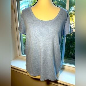 NWOT 🌸Tommy Bahama curved hem blue tshirt